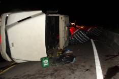 Motorista fica ferido em mais um tombamento de carreta no km 464 na estrada de Nova Era 