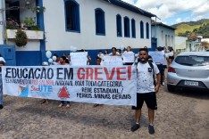 Educadores de Ferros da rede Estadual realizaram caminhada em reivindicação da melhoria salarial 