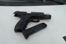 PM prende homem foragido da justiça com uma pistola 380, após abandonar seu carro no bairro Ribeira de Cima