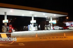 Frustração, bandidos armados tentam roubar cofre de posto de combustível, mas veiculo não funciona  