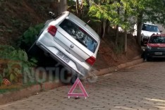 VW Gol por pouco não despencou na Rua Josefina Bragança no Centro de Itabira