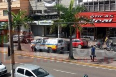 Mulher é agredida a tapas e puxões de cabelo em plena luz do dia na Avenida João Pinheiro 