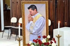 Moradores de Ferros em luto lotam paroquia para se despedir do Padre Edmilson que faleceu