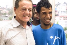 Adolescentes contratados pela Prefeitura entregam  certificado ao prefeito