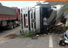 Carreta carregada de hortifrúti tomba no km 455 da rodovia MGC-120 em Oliveira Castro	