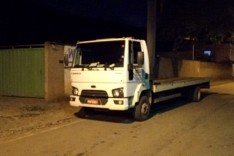 Criminosos simulam problemas no carro e tomam caminhão guincho de assalto