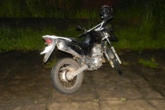 Bandidos da XRE-300 preta, depois de assalto em Monlevade em perseguição abandonam moto no Juca Batista 