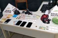 PM cerca residência prende suspeitos de trafico de drogas e apreende arma e drogas no bairro São Bento em Itabira
