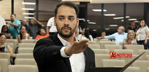 Camara de Itabira da posse a analista Legislativo aprovado no concurso publico.	